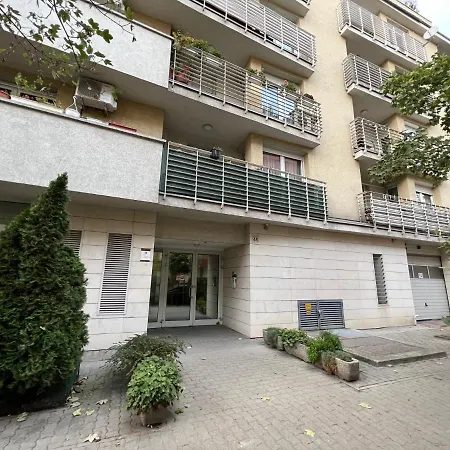 Center Budget Inside Free Parking Self Check-in Free Streaming Ac Balcony Appartement