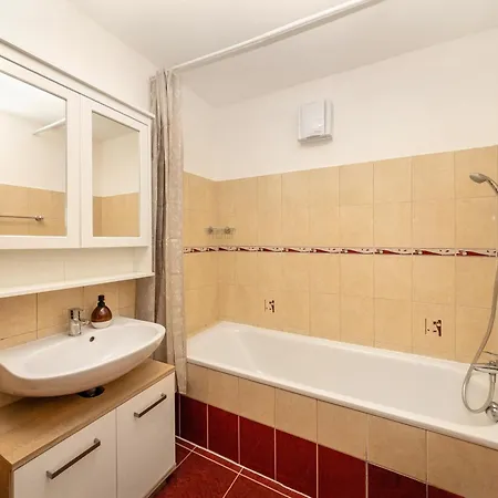 Center Budget Inside Free Parking Self Check-in Free Streaming Ac Balcony