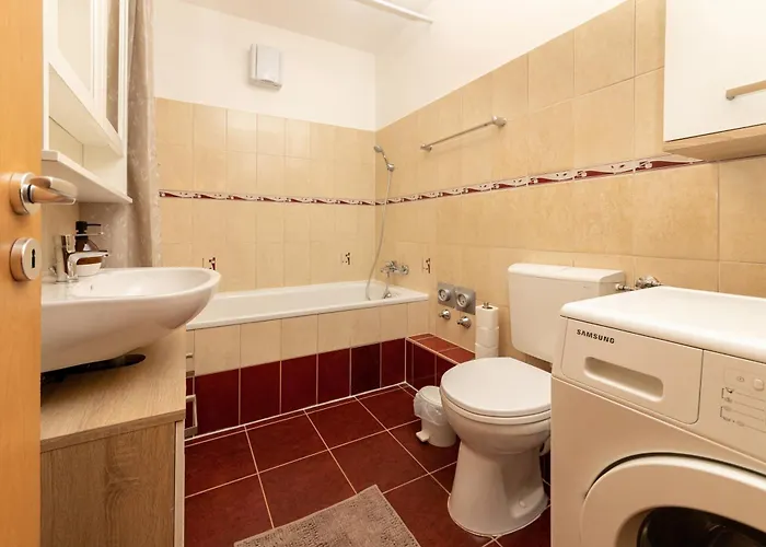 Apartment Center Budget Inside Free Parking Self Check-in Free Streaming Ac Balcony *
